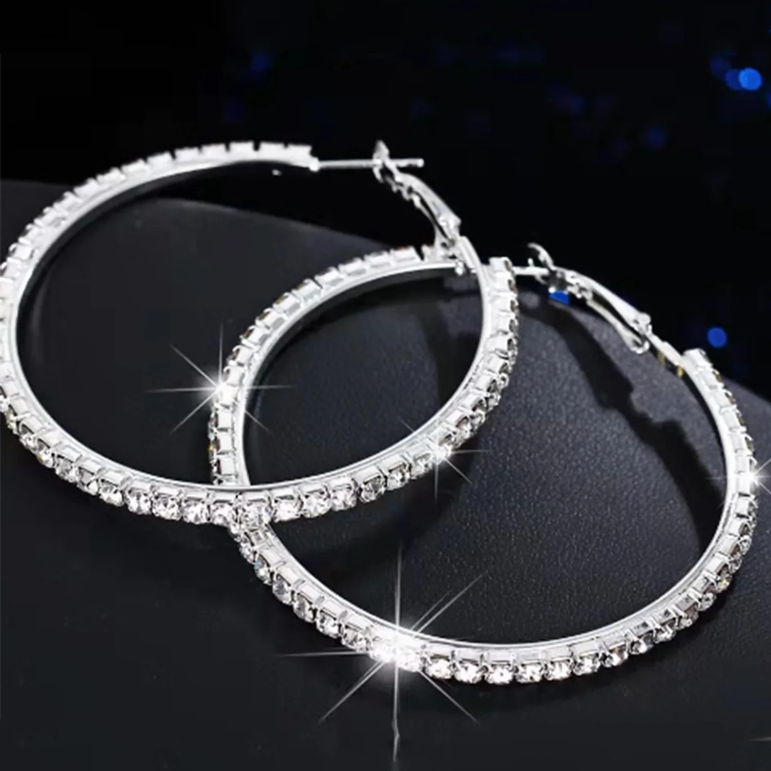 Elegante funkelnde schwarze Creolen mit klaren Edelsteinen für Frauen, stilvolles rundes Design, perfektes Schmuckgeschenk, Neuheits-Ohrringe