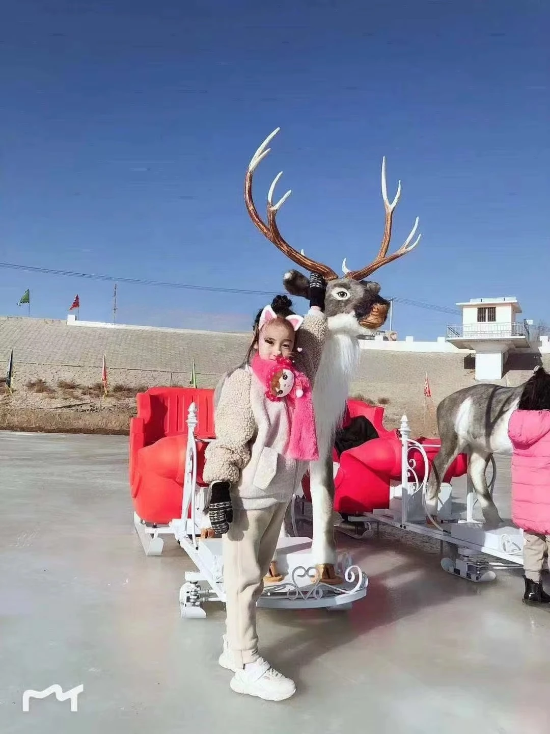 얼음 위에서 썰매를 끄는 크리스마스 무스