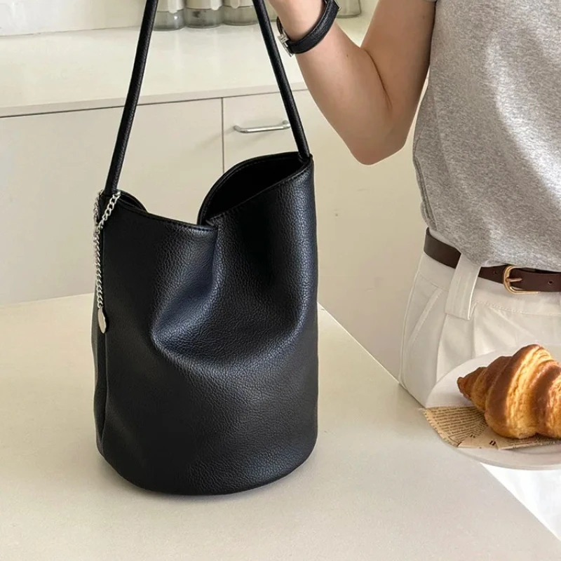 

Women's Underarm Single Shoulder Bag Soft Leather Simple Bucket Bag Fashion Versatile Purses and Handbags Petit Sac Bandoulière