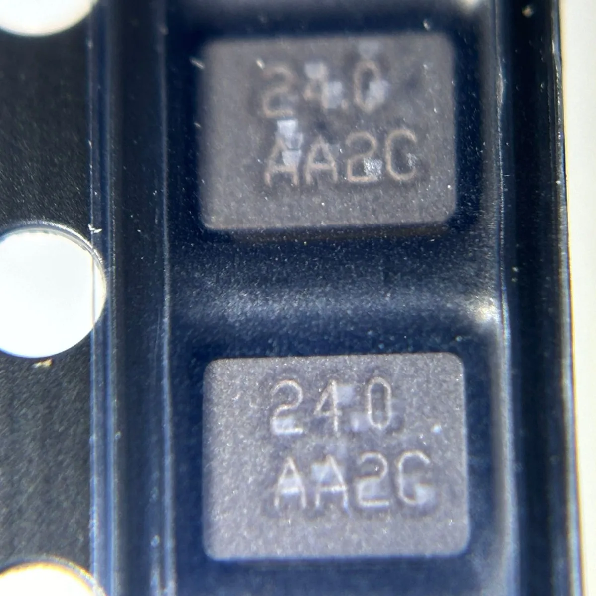 

ABM8G-24.000 MMHZ -18-D2Y-T passive crystal oscillator 3225 silk-screened 24.0 ceramic crystal oscillator IC chip integrated