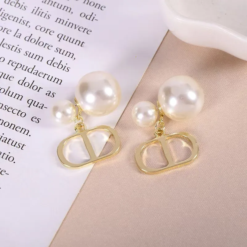 أقراط عصرية مع قرعتين من الأمام والخلف، مقاس بالحروف، مما يزيد من الشعور بالفخامة والأسلوب القديم