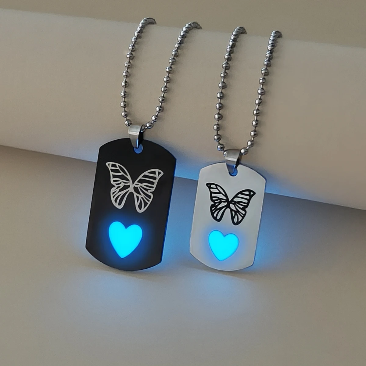 قطعتان/مجموعات من قلادات الزوجين بنمط الفراشة باللونين الأبيض والأسود على شكل قلب مضيء، إكسسوارات هدايا عصرية وبسيطة لـ
