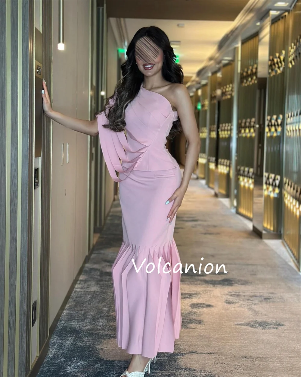 Abiti midi tubino monospalla con pieghe a nastro in jersey personalizzato Occasioni su misura Festa semplice ed elegante