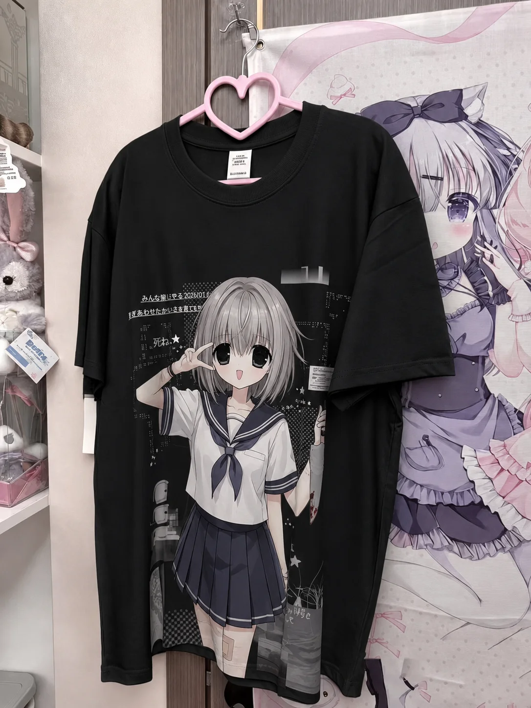 Harajuku Kawaii T-Shirt Grau Kurzhaariges Matrosenuniform Anime-Mädchen Vintage Zeitungshintergrund Grafik Ins Trendiges Baumwoll-T-Shirt – Detail 3