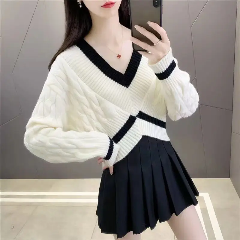 Pullover V-Neck Small Fried Dough Twists Sweater Women 2023 Autumn Long Sleeve Korean Short Contrast Knit Sweater Female Top