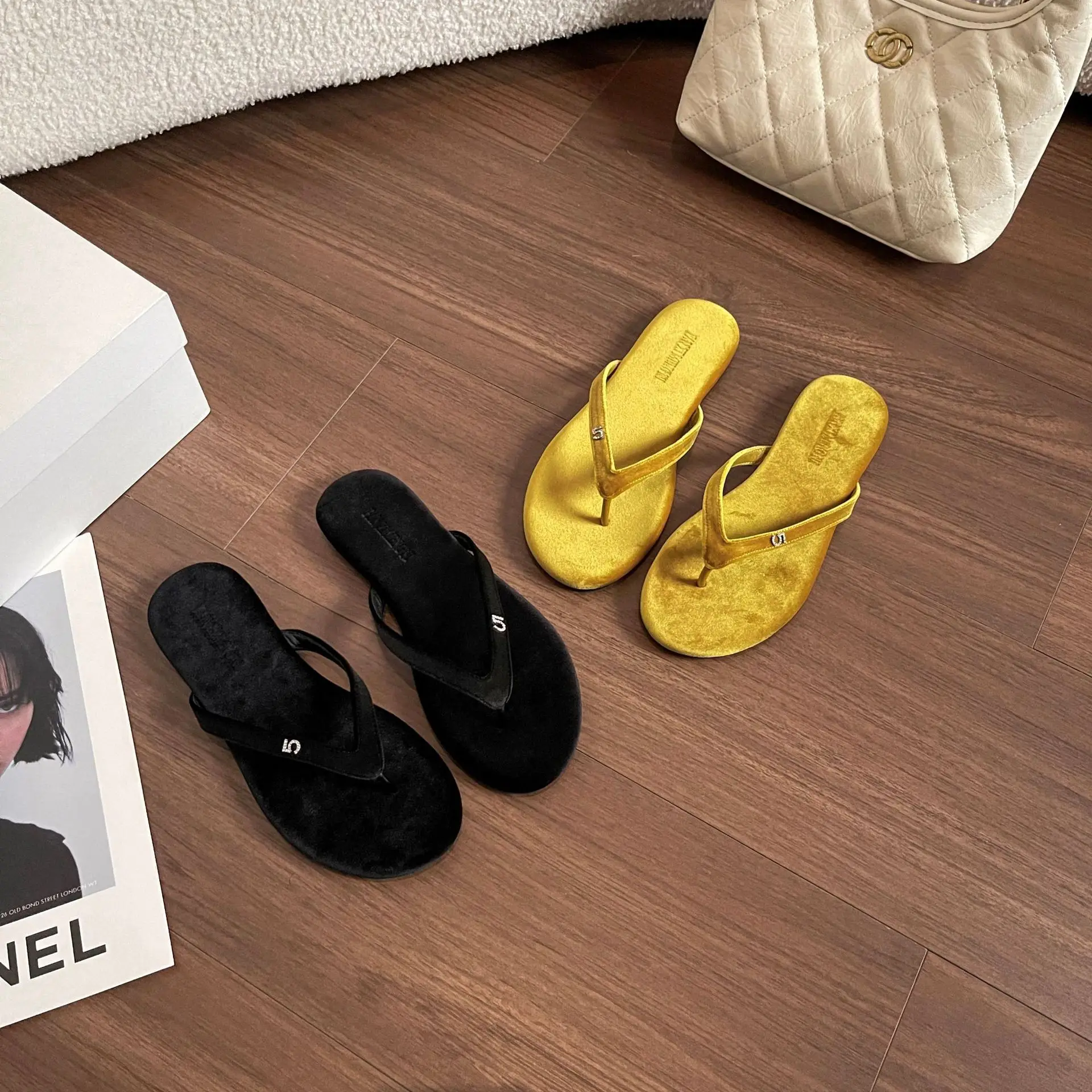 

Women Flat Flip Flops with Toe Flip Flops Outdoor Rhinestone Semi Slippers Breathable Fashionable Outdoors Casual Women Shoes