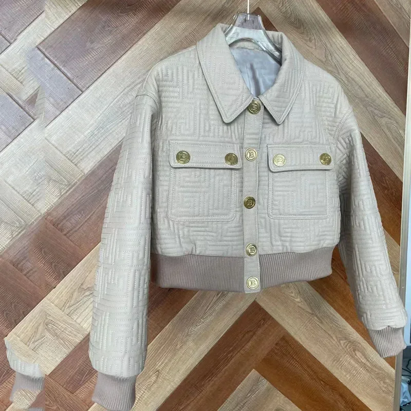 سترة نسائية من الجلد الطبيعي بطول قصير وياقة مقلوبة لربيع وخريف 2025 معطف مزين بجيب أنيق