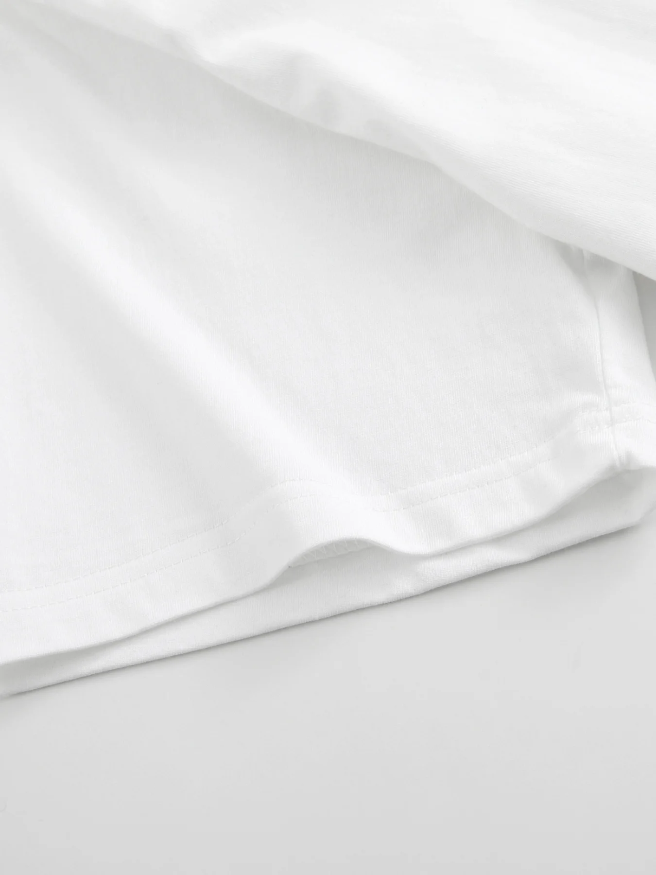 Damska koszulka na co dzień - Nadruk \"Thank God\", krótki rękaw, okrągły dekolt, regularny krój, idealna na wiosnę/lato i na zewnątrz.