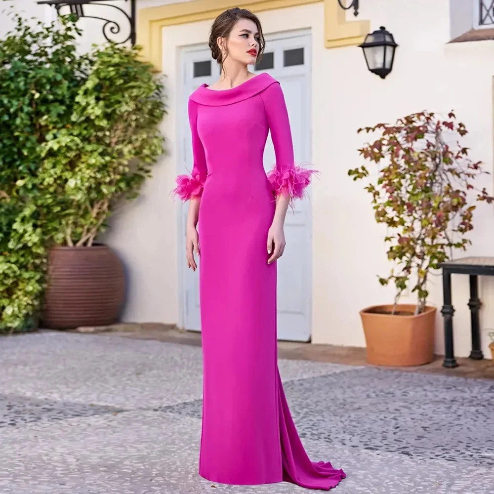 Vestido de sirena rosa vibrante con cuello bateau, puños elegantes y falda completa sin costuras. Corte ajustado que realza las curvas del cuerpo, tela con caída fluida.