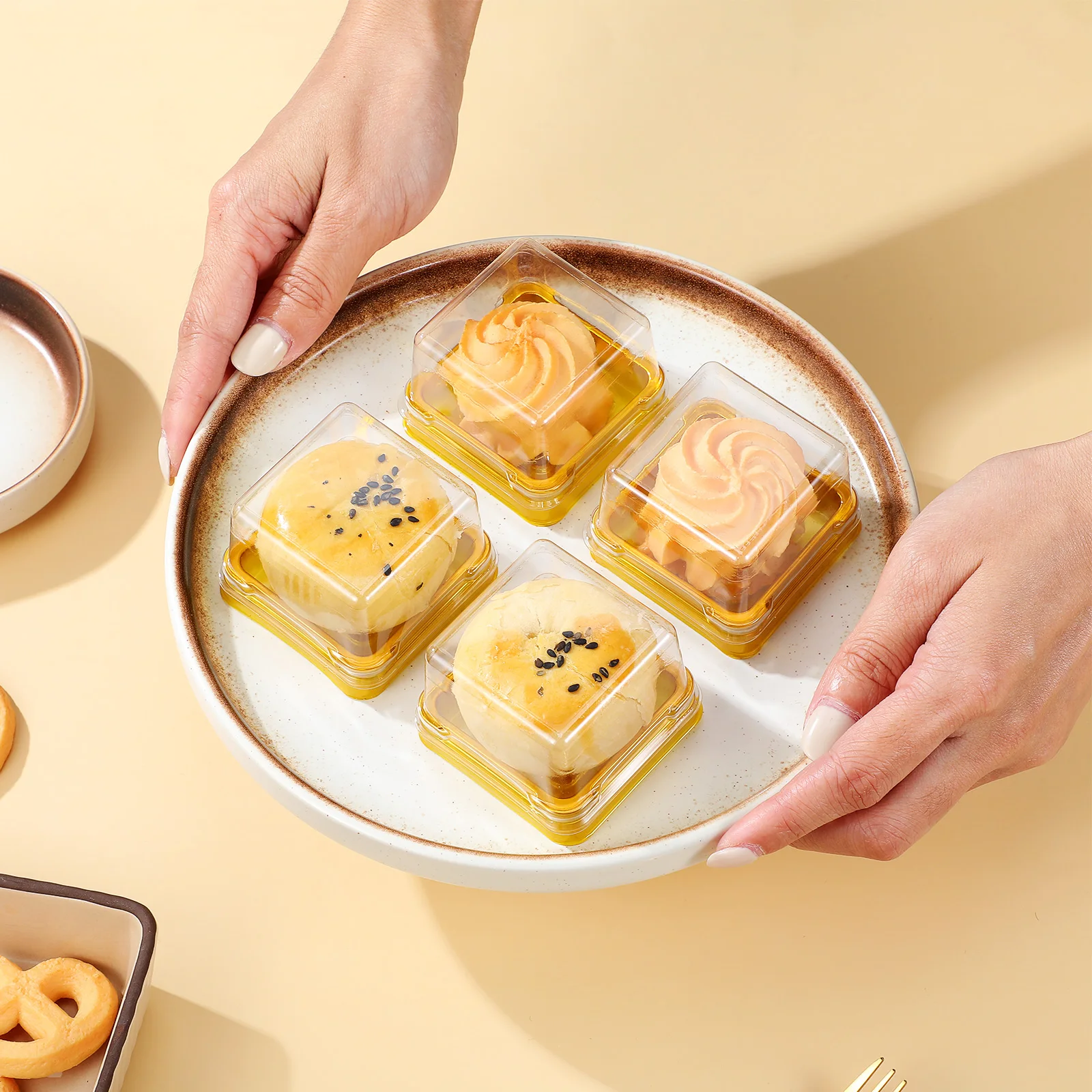 

50pcs Square Moon Cake Boxes Food Grade Plastic Dessert Containers Egg Yolk Crisp Box Sealed Lid Safe Use Storage