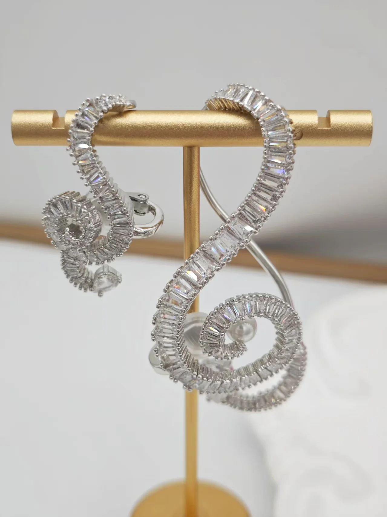 Ladies' niche light luxury white diamond irregular ear clip with musical note design