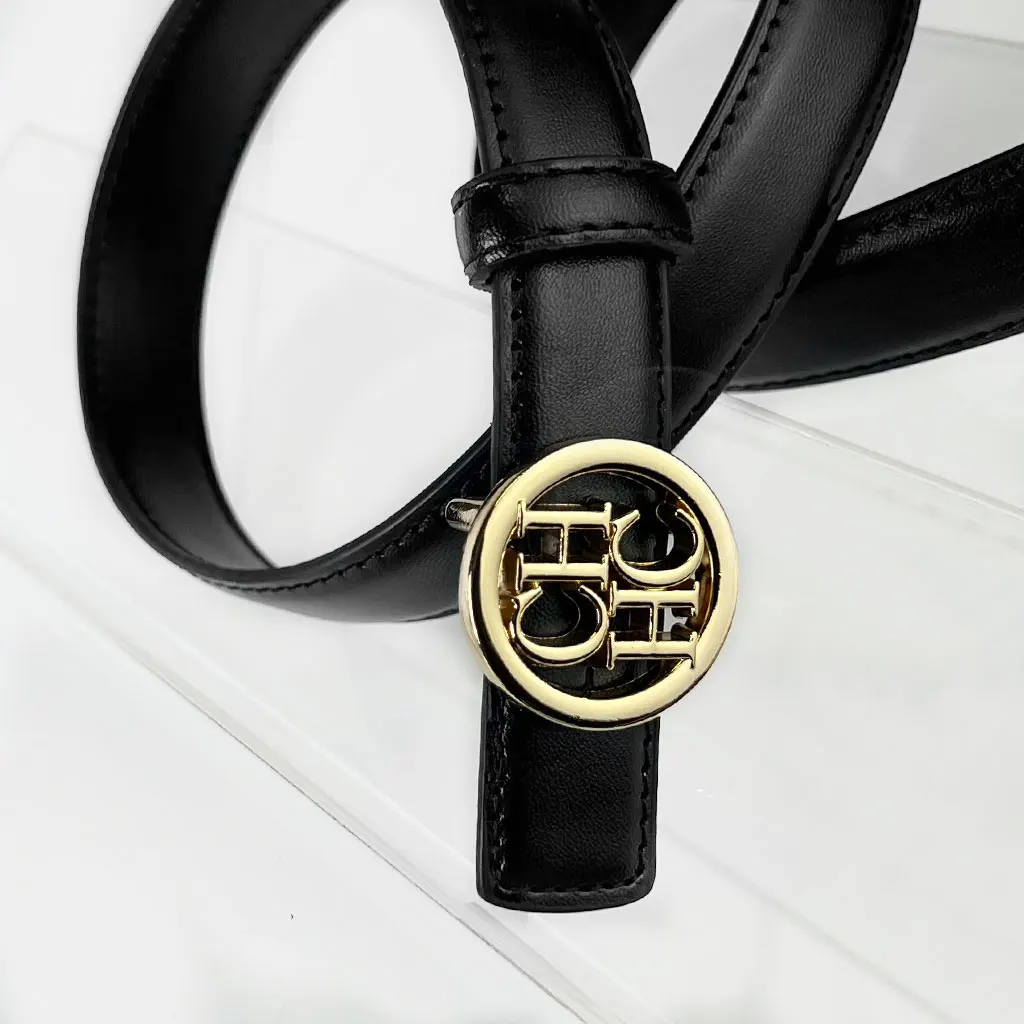 حزام سيدة مربوط بشكل حنون حول خصرها، ينفق الوقت معًا #2