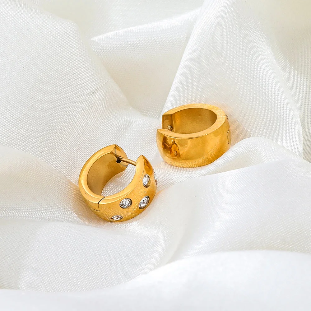 Joolim Jewelry جودة عالية PVD بالجملة مقاوم للماء مكتنزة موضة زركونيا تمهيد Huggie الفولاذ المقاوم للصدأ القرط للنساء