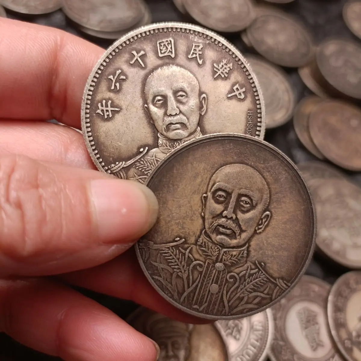 2 warlord silver dollars black oil coating pulp can be turned over for collection