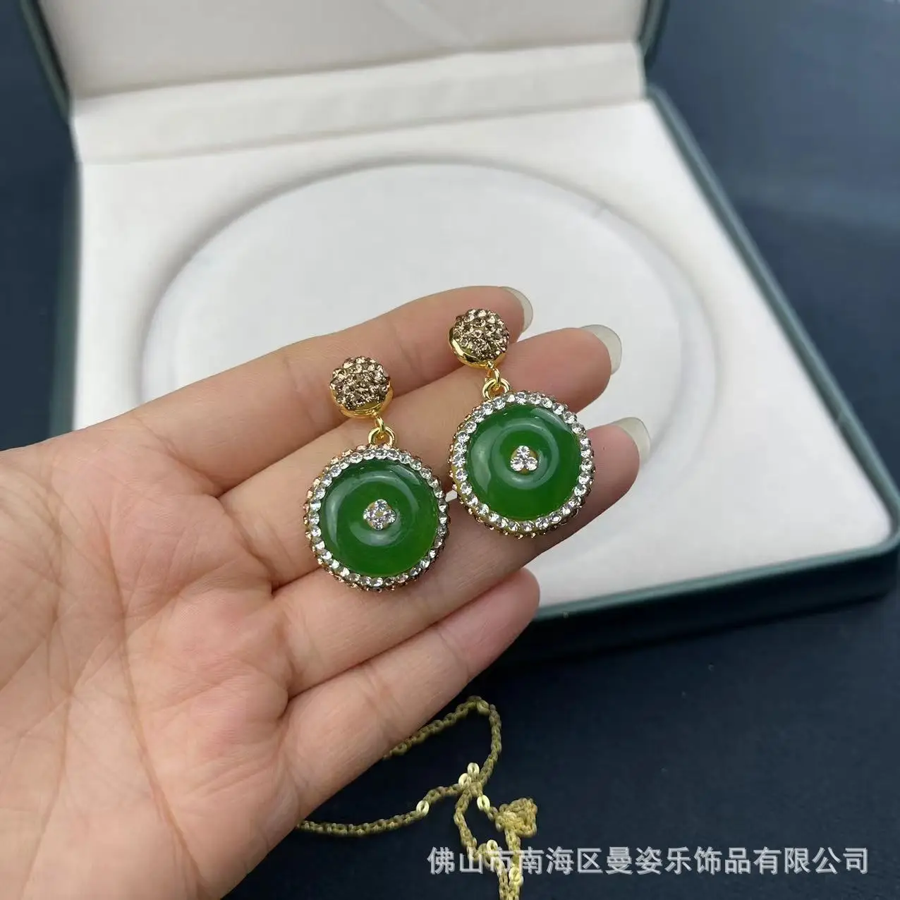 DIY accessories Natural chalcedony safety buckle design three-piece set of new Chinese emerald jewelry exquisite and elegant jew