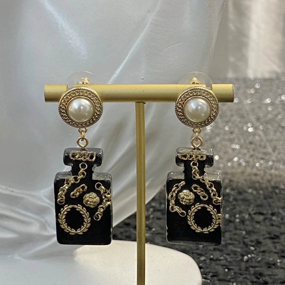 

Exquisite black perfume bottle fashion earrings