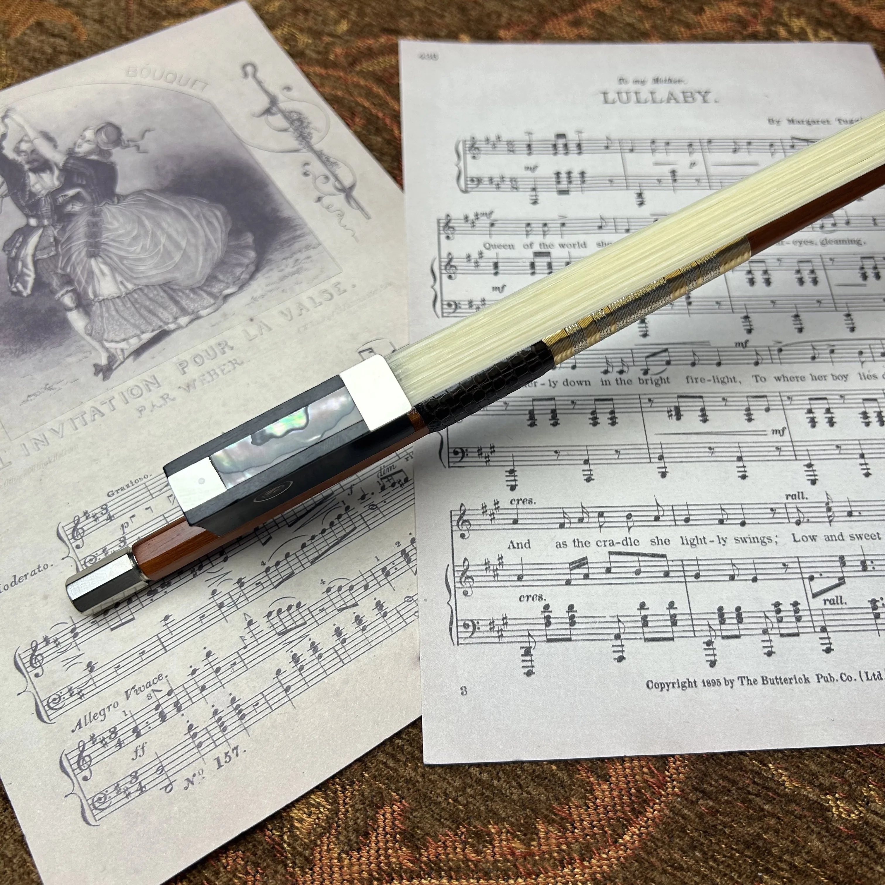 Hooqu رائجة البيع بالجملة اليدوية الكمان القوس جولة خشب الصندل الأبنوس الضفدع المهنية الكمان القوس 4/4