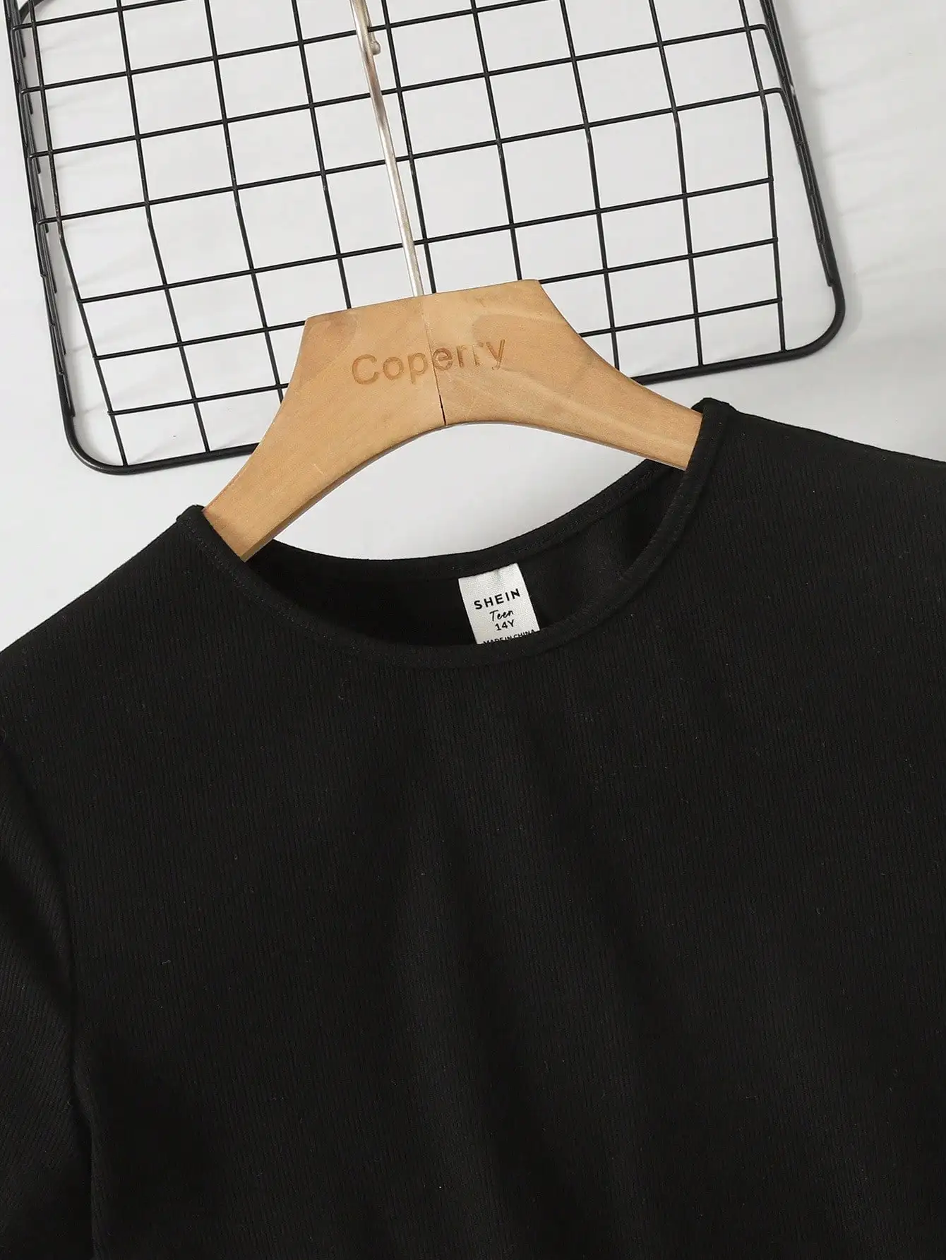 

Элегантное черное платье в стиле ретро с круглым вырезом, короткими рукавами и юбкой с принтом в виде листьев