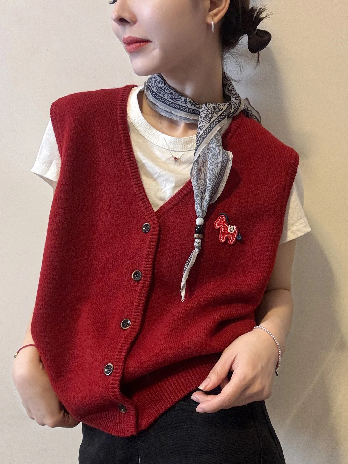 

Красный вязаный жилет с V-образным вырезом на одной пуговице, модный женский сарафань для поездок на работу, стандартная длина, прямой крой