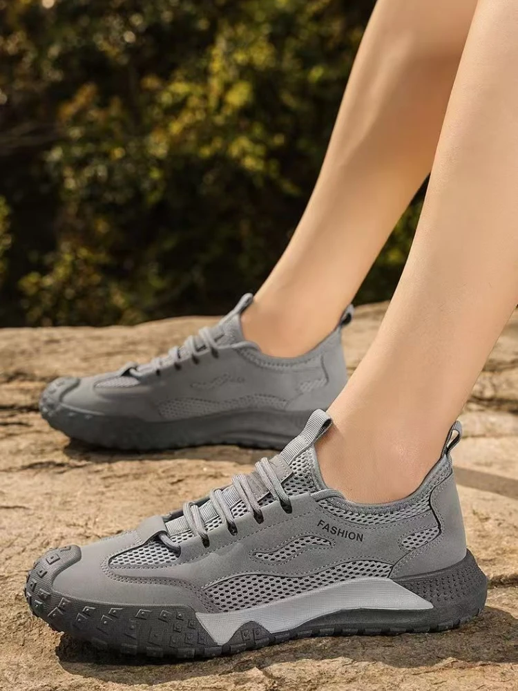 

Серые дышащие спортивные туфли с мягким сетчатым верхом для мужчин, летняя распродажа, легкие дизайнерские мужские повседневные кроссовки для бега и бега