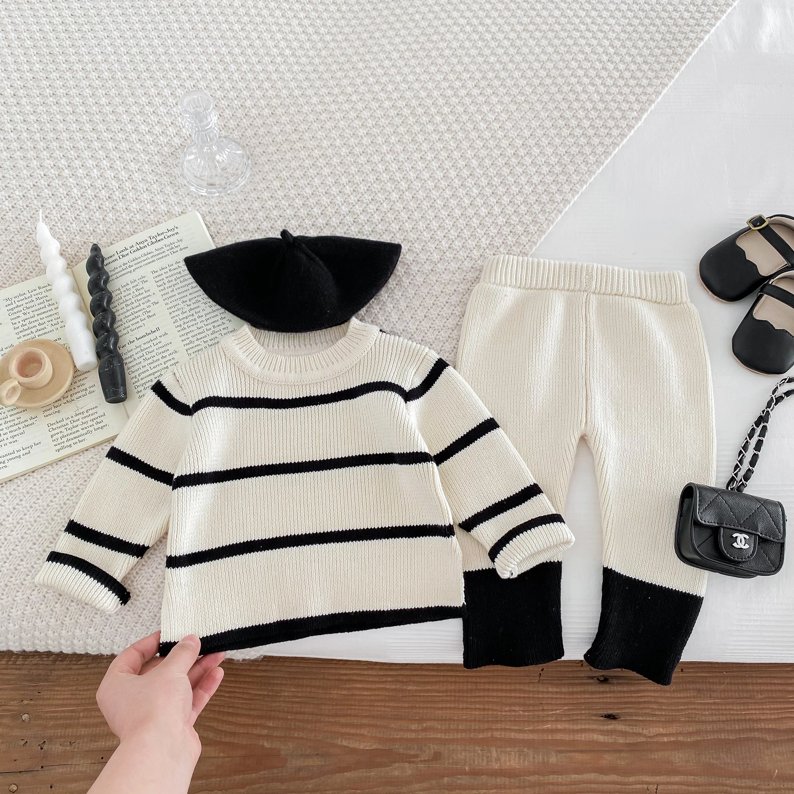 Herbstliches Strickpullover-Set für Babys, Jungen und Mädchen, lockeres, gestreiftes Oberteil mit modischen Hosen mit Patchwork-Muster. – Detail 5