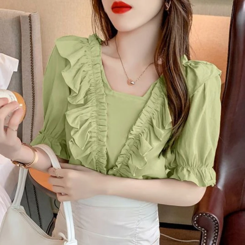 

Новая летняя женская блузка с французским V-образным вырезом, свободного кроя, шикарный топ с уникальным дизайном и короткими рукавами с рюшами