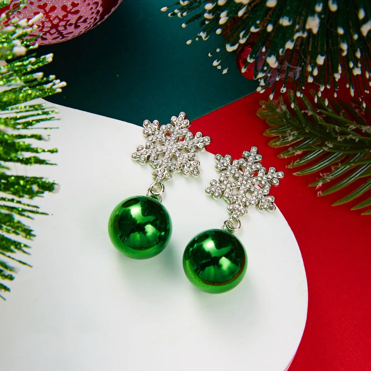 Weihnachtliche grün-rote Glitzer-Schleifenohrringe mit Kristallperlen und Glühbirnen für Damen, funkelnde Schneeflocken-Kugel-Ohrringe, Schmuck – Detail 31