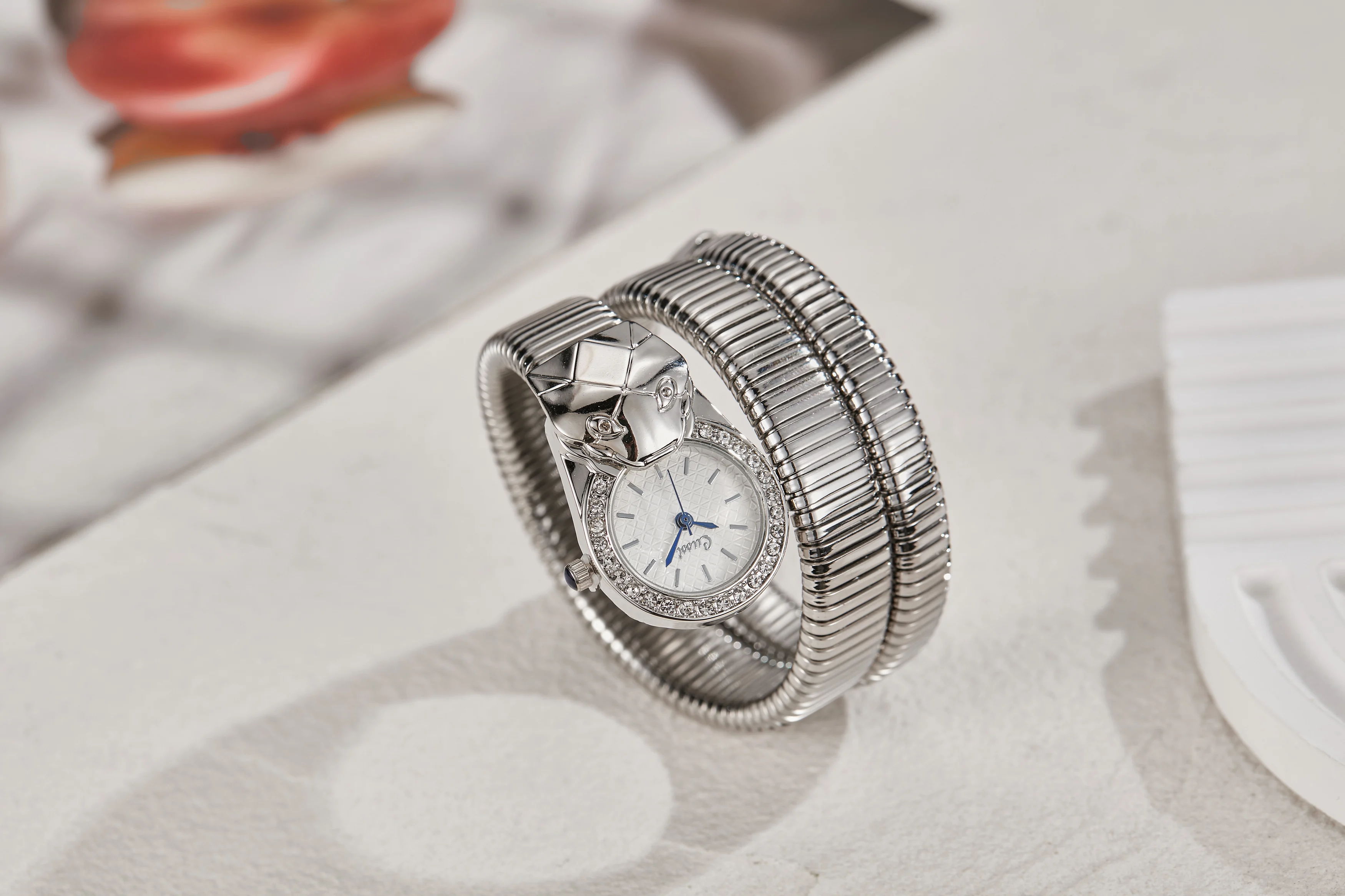 ساعة نسائية جديدة على شكل ثعبان على شكل شخصية ساعات عصرية على شكل خاص ساعة كوارتز مع سوار دائري ملفوف بحزام معدني