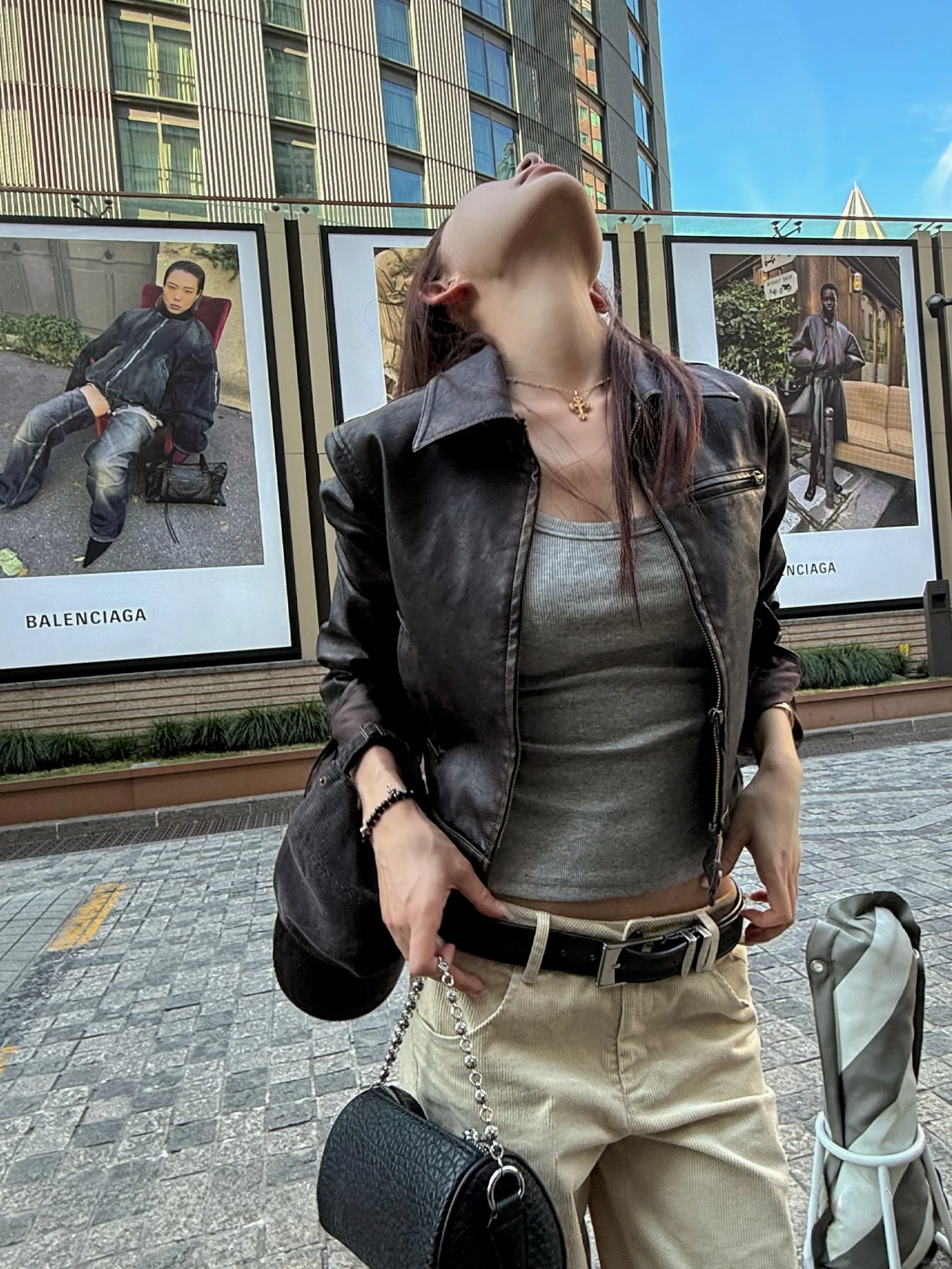 スリムフィットアメリカンスタイルショートレザージャケット女性の春PUレトロオートバイジャケットトップジッパー装飾長袖