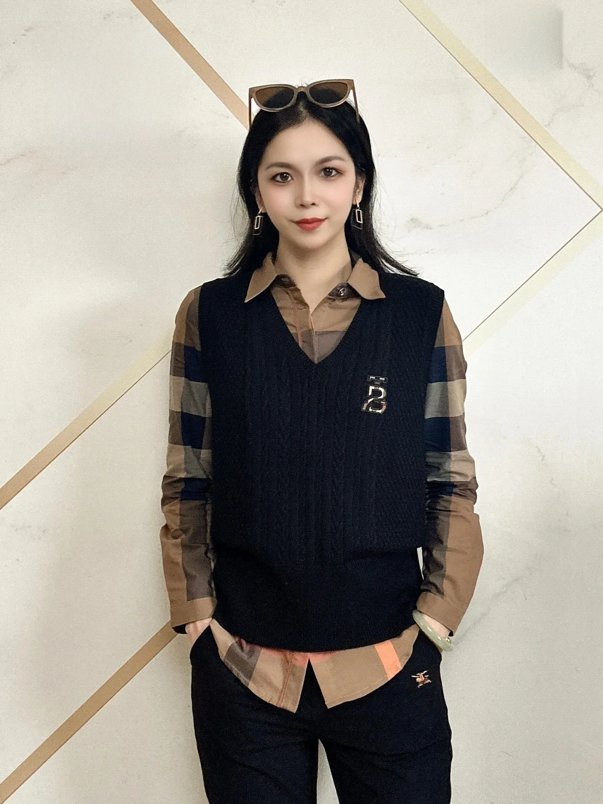 가을 겨울 신상 슬레 브리티 패션 트위스트 니트 베스트 캐주얼 브이넥 여성 레트로 스웨터 탑 모든 종류의 바지와 매치