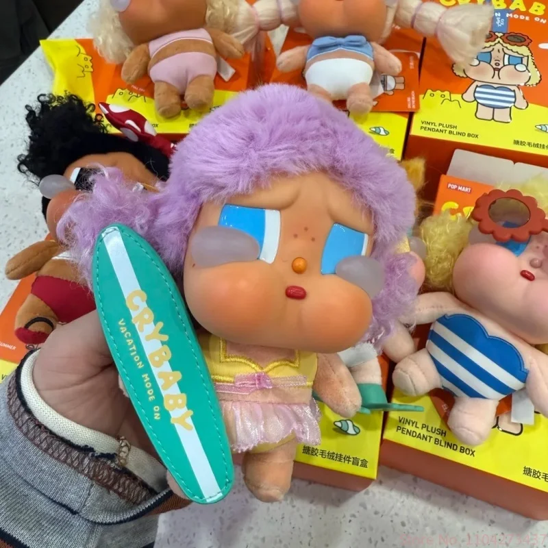 POP MART Crybaby Modalità vacanza su serie Scatola cieca per bambola in vinile Scatola misteriosa Ornamento carino Figura anime Giocattolo da tavolo Regali di compleanno