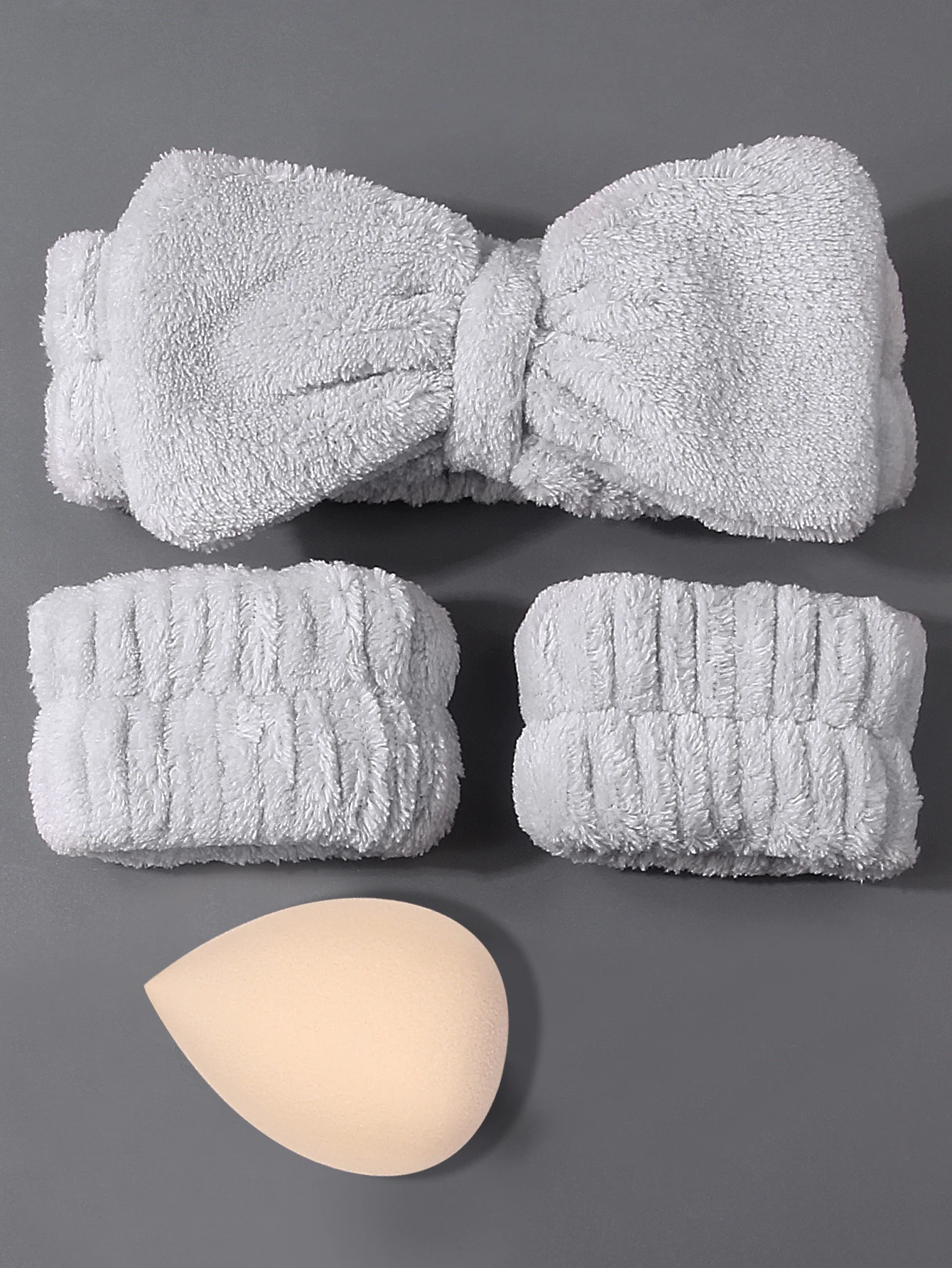 2025 Nuovo set di 4 strumenti per la cura della pelle e il trucco: include fascia per capelli con fiocco, braccialetto resistente all'acqua + set di spugna di bellezza e soffio per cipria