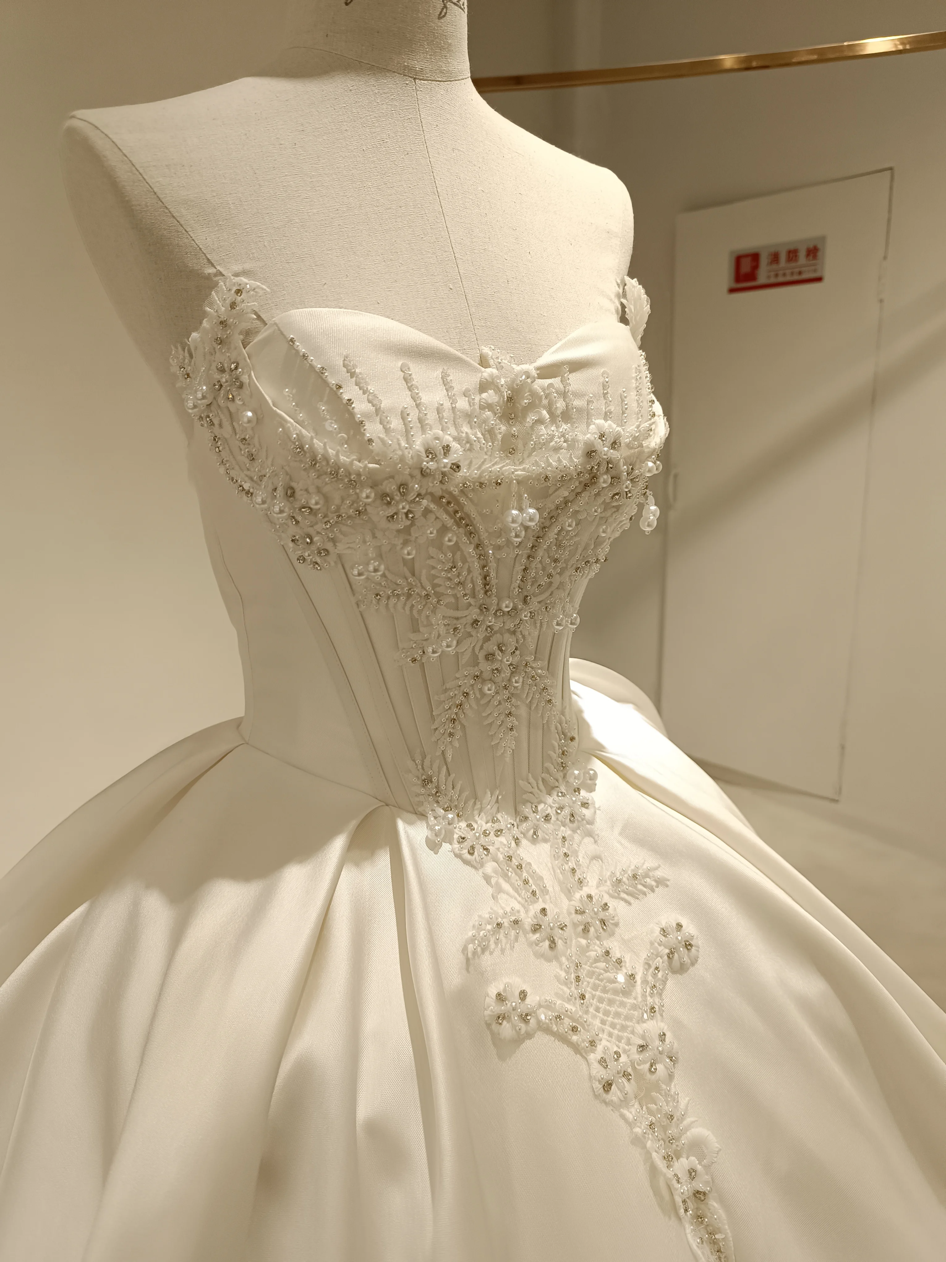 Robe de Mariée Sans Bretelles Brodée de Perles, Corsage Sophia