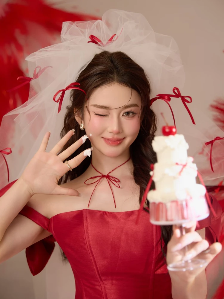 

Новогодний портретный фотокостюм: красный, художественный, с открытыми плечами, элегантный, для фотосессий