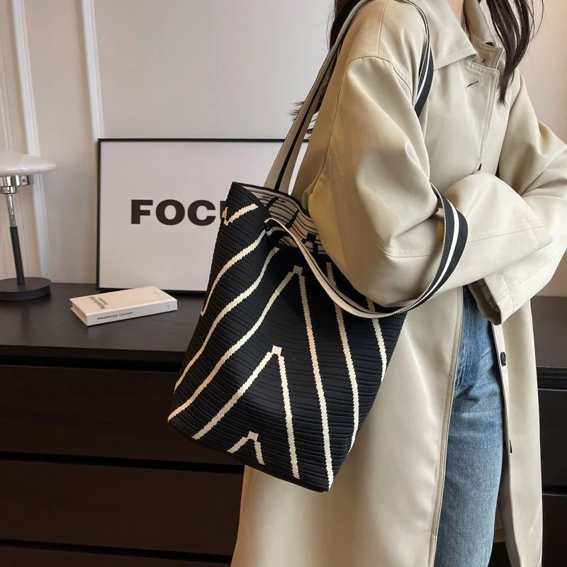 

Luxury Designer Handbag 2025 for Women – Elegant Tote Style, High Quality Leather, Perfect for Work or Gift Use