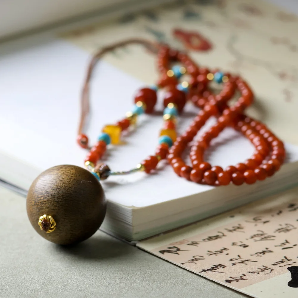Diseño original: ágata roja del sur emparejada con el collar con colgante de Qinan amarillo que se hunde, cadena de suéter de estilo chino para juguetes culturales