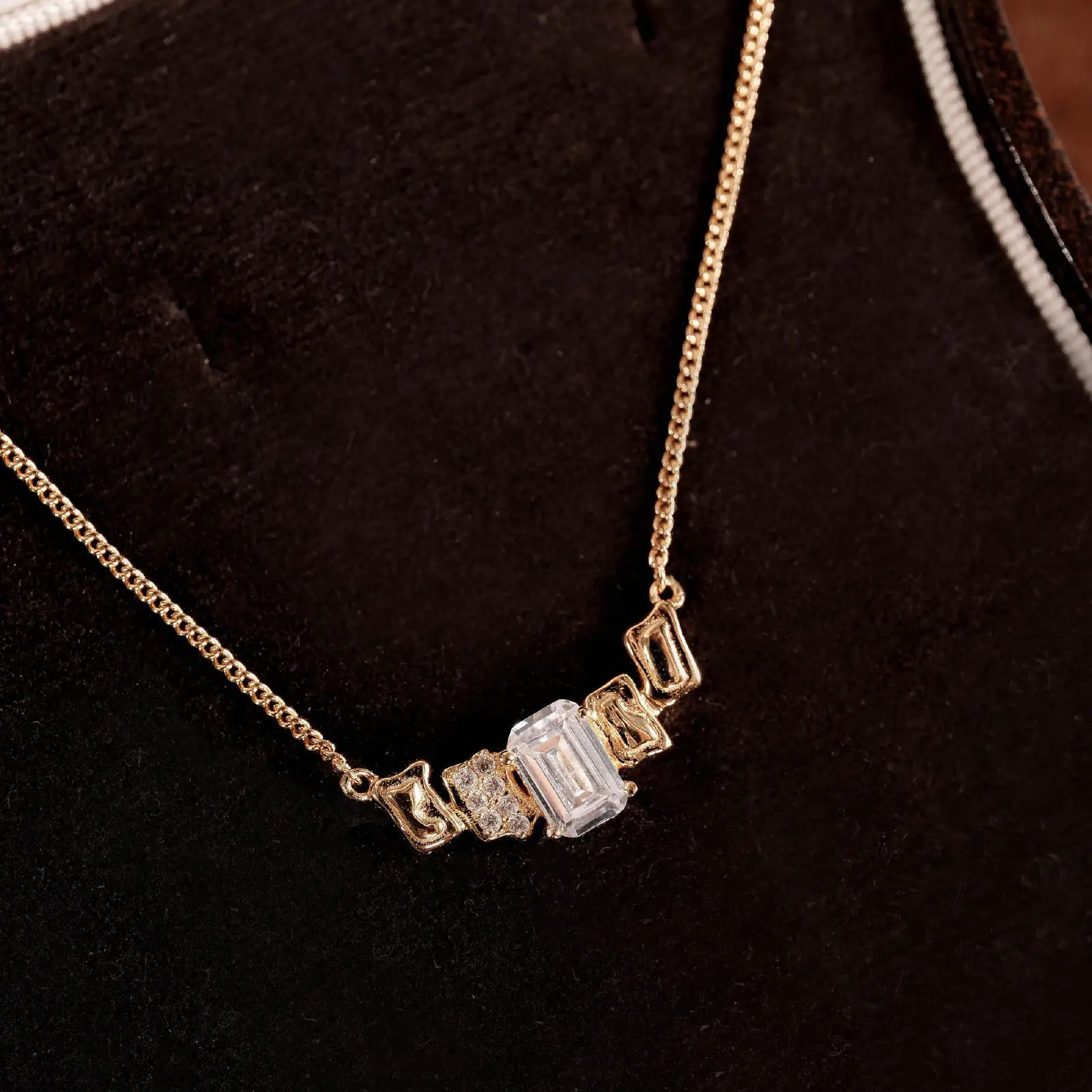 

2023 New Trend Original Niche Design Cut Irregular Geometric Necklace Female Autumn and Winter Commuter Clavicle Chain