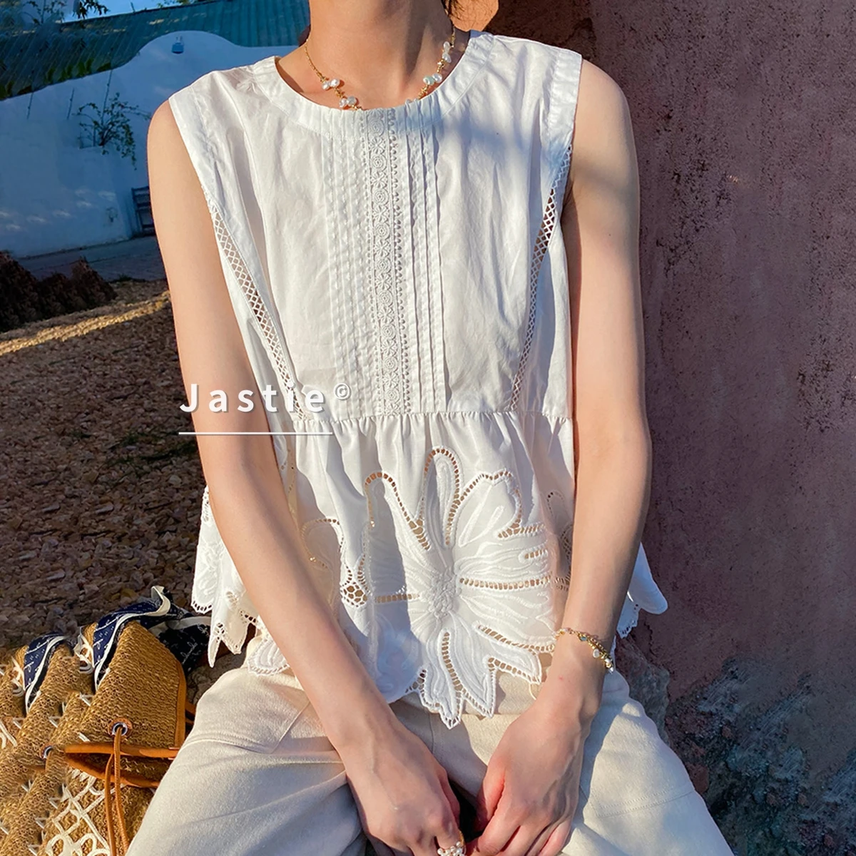 

Белая блузка без рукавов в стиле бохо с кружевной вышивкой и вырезами, винтажный топ с цветочным узором и баской, летняя хлопковая майка-комбинация для женщин