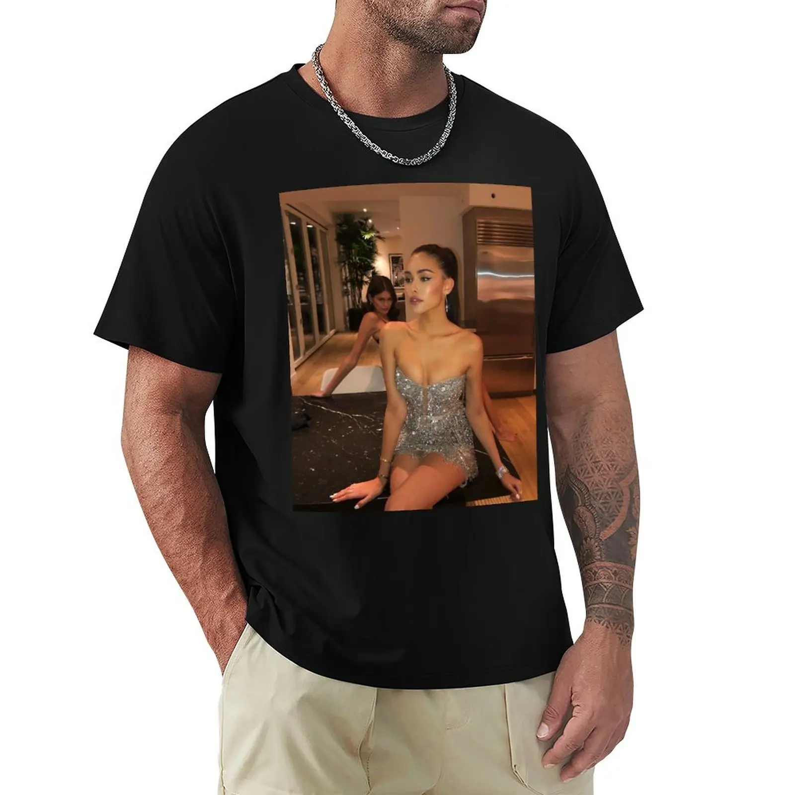 Camiseta Madison Beer y Kaia Gerber sin planchar, informal, de manga corta