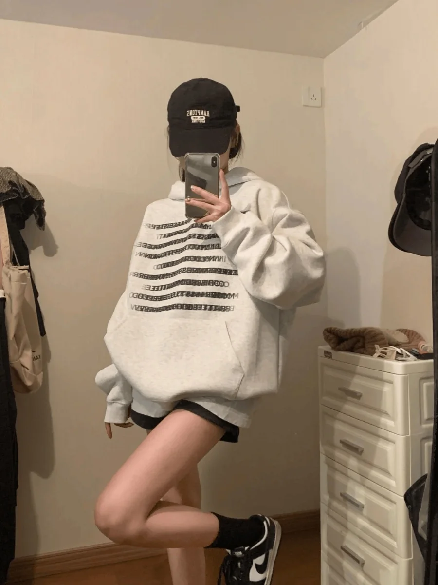 Bluza z kapturem w stylu retro American z rozmytym nadrukiem liter, luźny krój, dla kobiet i mężczyzn, odpowiednia na jesień i zimę.