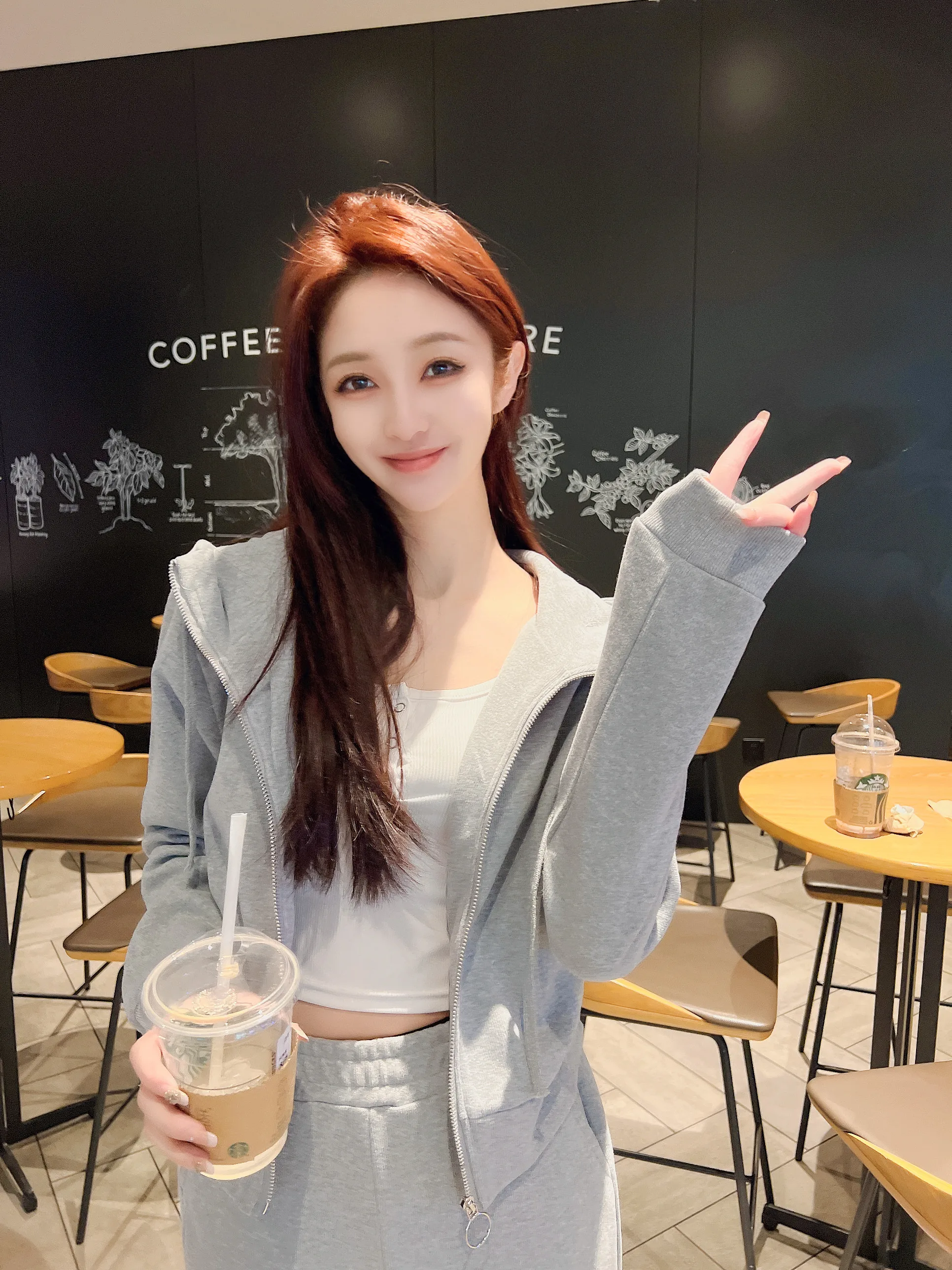 

Новый женский повседневный спортивный костюм 2024: свободная толстовка с капюшоном и широкие брюки, комплект из двух предметов, удобный и дышащий