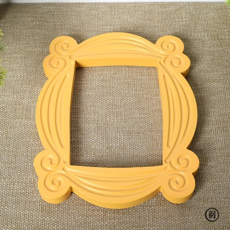 Quadro de Porta Artesanal Amarelo da Monica da Série de TV Friends, Porta-Retratos Colecionáveis para Decoração de Casa, Coleção Cosplay, Quadro de Desenho Animado