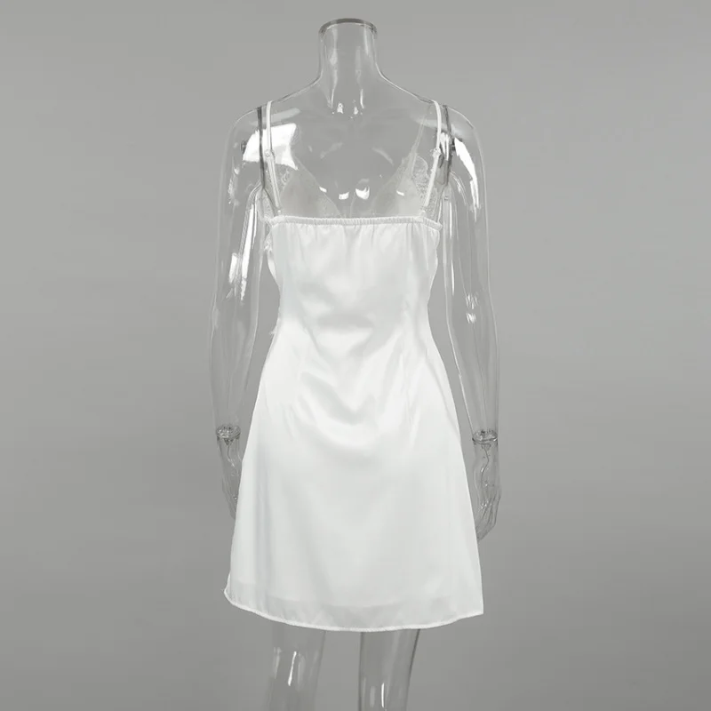 Herbstmode, dünnes, weiches, mattes Satin-transparentes schmal geschnittenes schwarzes Damenkleid mit Kragen und Spitzenträgern