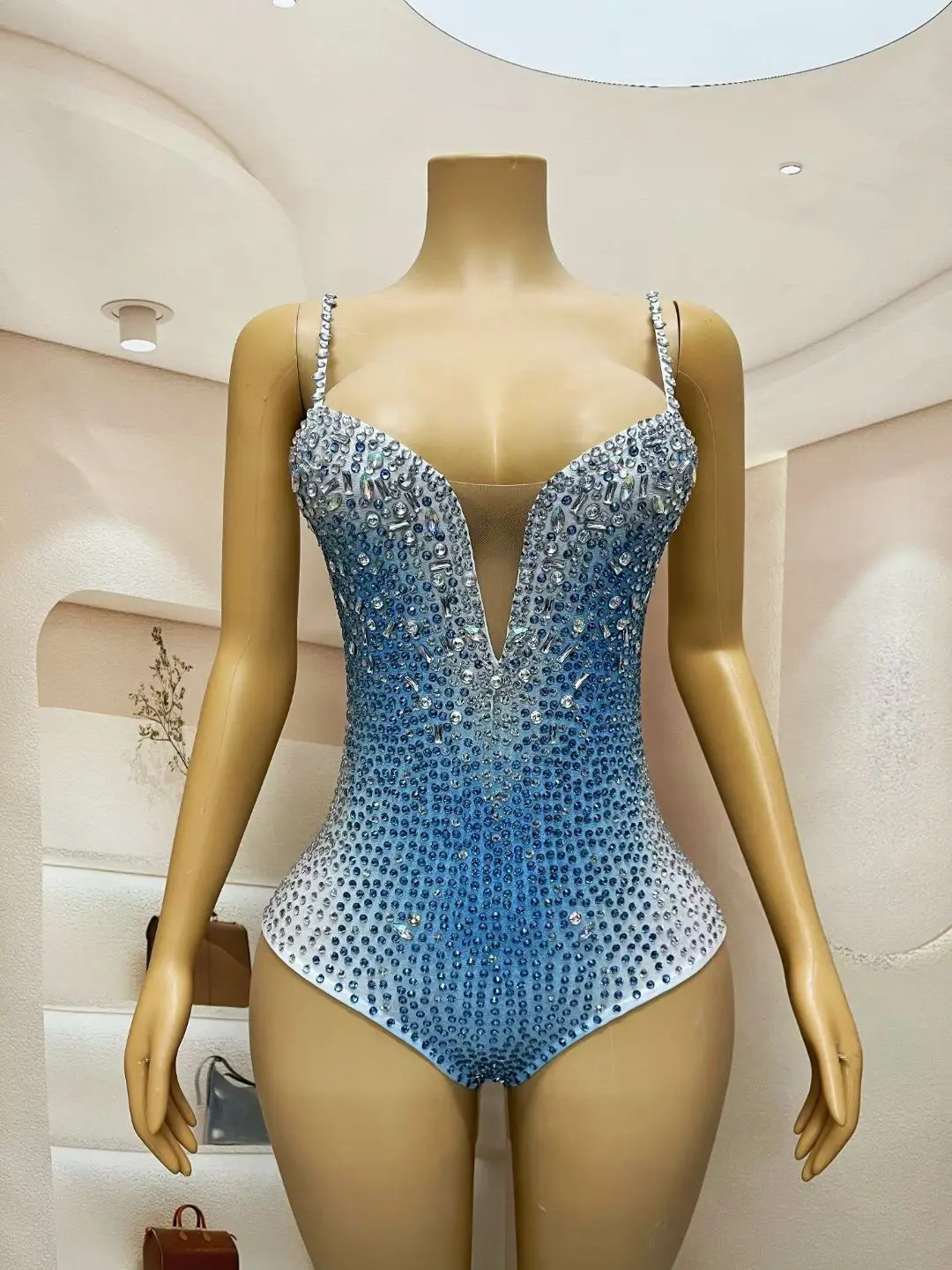 Wysokiej jakości, błyszczące, zdobione kryształkami strój taneczny typu stringi, jednoczęściowy, seksowny strój na występy taneczne, głęboki dekolt, strój dla showgirl, Bingqilin