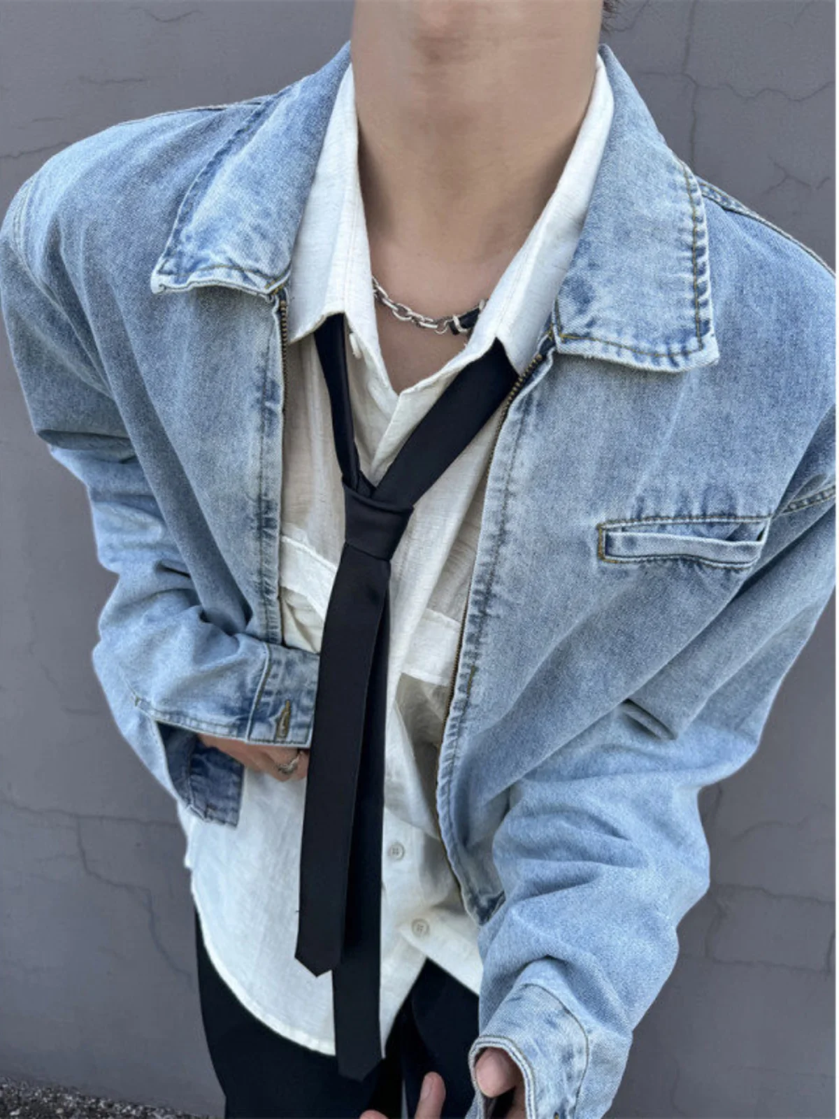 

Мужская джинсовая куртка Cleanfit American Sport с подплечниками, декорированная молниями, свободного кроя, для создания молодежного образа