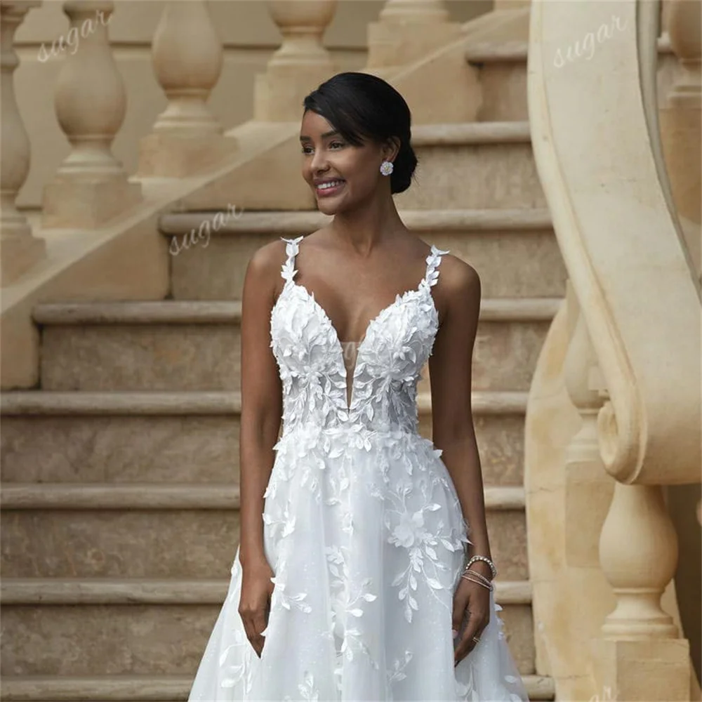 فساتين زفاف على شكل حرف V للعروس فستان زفاف سباغيتي مزين بالدانتيل وزر خلفي مصمم فساتين الزفاف سويب تراين