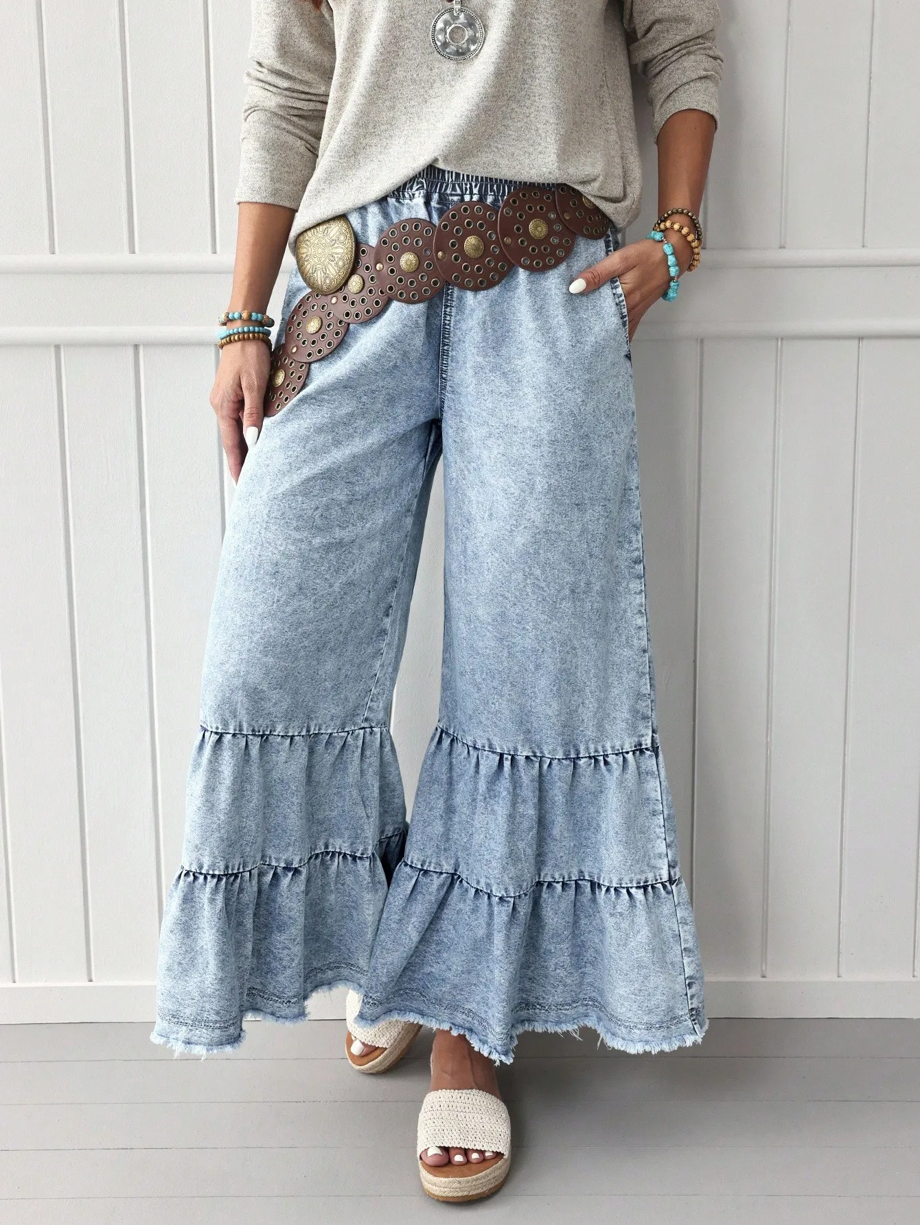 

Женские джинсовые брюки с широкими штанинами, эластичной талией, рюшами по низу и поясом