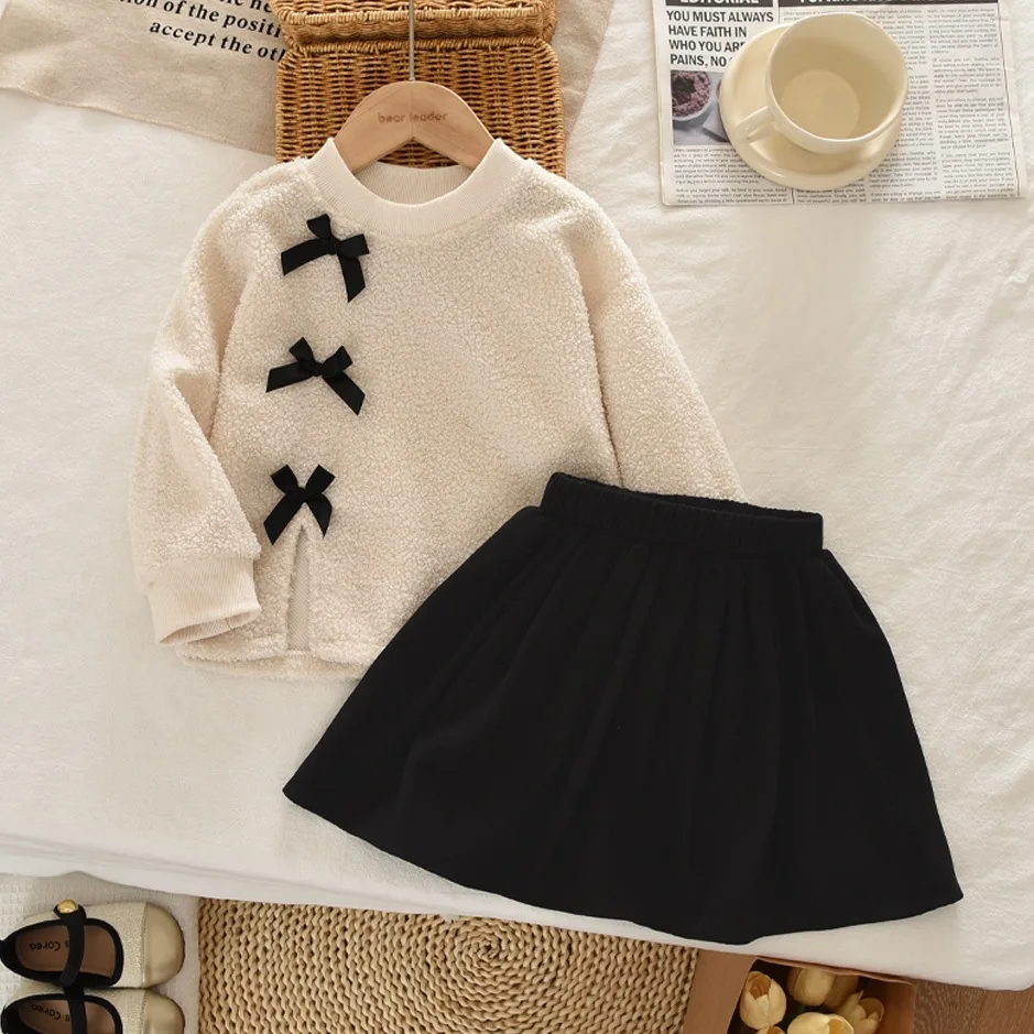 Girl's Set with Side Slit Small Design, Long Sleeved Top, Short Skirt Two-piece Set, Autumn and Winter Stylish Outfit