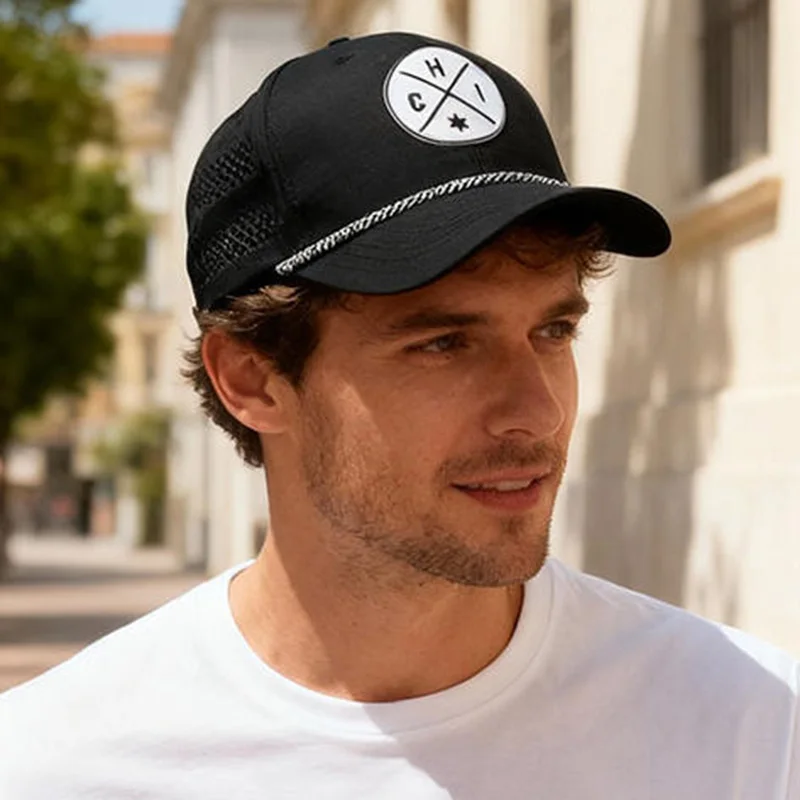 Дышащие сетчатые бейсболки с геометрическим логотипом. Спортивные шапки для бега на открытом воздухе. Защита от солнца и вентиляция для повседневного использования и спорта.