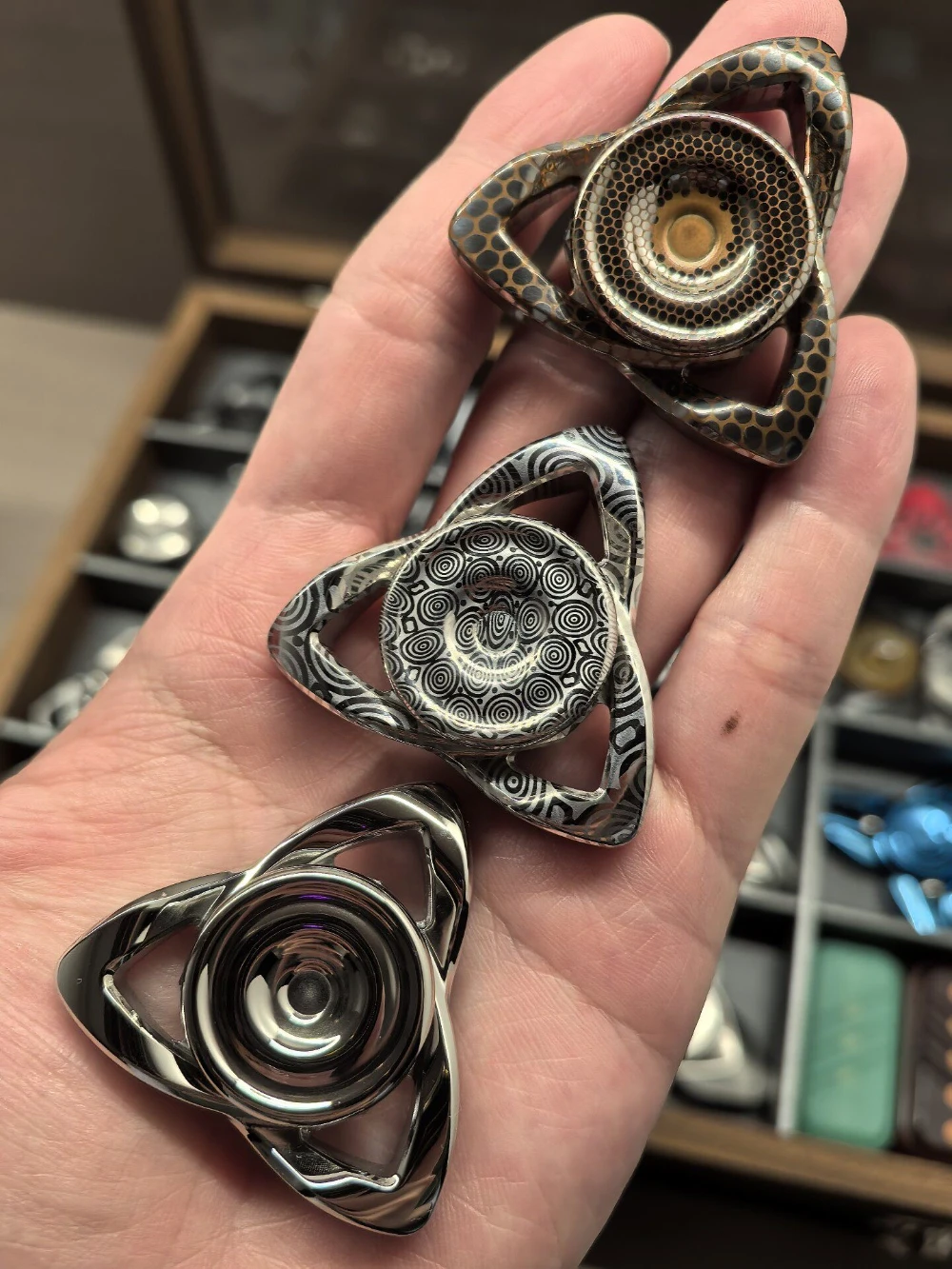 ฟิดเจ็ตสปินเนอร์ Bright Blood EDC String Sin Damasteel ของเล่นฟิดเจ็ตสำหรับผู้ใหญ่ ฟิดเจ็ตสปินเนอร์สามใบพัด ให้ความรู้สึกการใช้งานแบบไจโร